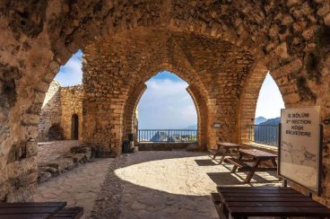 نمای دریای قبرس شمالی از ساختمان آجری تاریخی